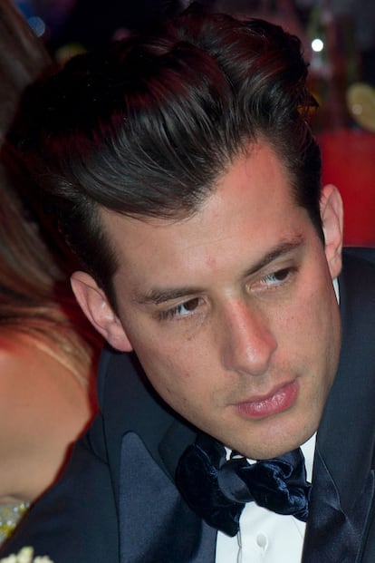 Mark Ronson, muy elegante, compartió mesa con Carlota Casiraghi.