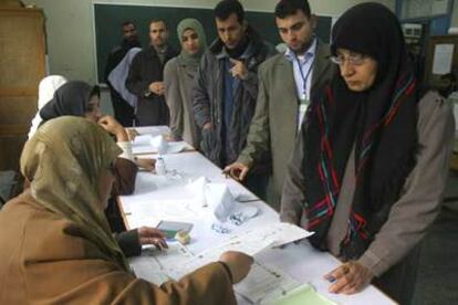 Votantes palestinos, ayer en el campo de refugiados de Shati, en la franja de Gaza.