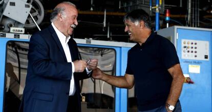 Vicente del Bosque y Toni Nadal se saludan tras la conversación.