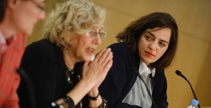 La alcaldesa Manuela Carmena con la concejal Celia Mayer.