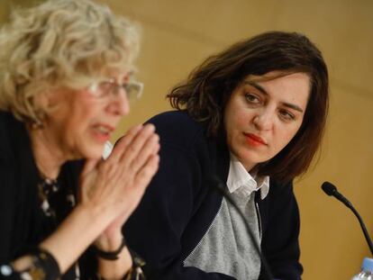 La alcaldesa Manuela Carmena con la concejal Celia Mayer. 