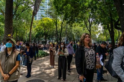 Ciudadanos reaccionan durante el sismo de magnitud 7,7, el 19 de septiembre de 2022, en Ciudad de México. 