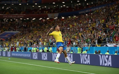 Philippe Coutinho celebra el primer gol de Brasil en el Mundial de Rusia.