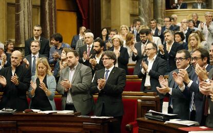 El gener del 2016, després de la renúncia d'Artur Mas, es pacta l'acord d'investidura entre Junts pel Sí i la CUP per formar el Govern autonòmic, amb Carles Puigdemont com a president de la Generalitat per dirigir el procés sobiranista. El 6 d'octubre del 2016 Puigdemont anunciaria la celebració d'un referèndum d'autodeterminació, previst per al setembre del 2017 com a data màxima.