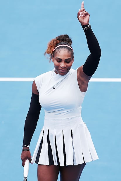 Los manguitos de compresión negros combinan a la perfección con el vestido blanco de una Serena que, en 2017, quiso apostar por un “estilo más clásico” sobre la pista.