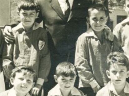 El futbolista Paco Gento posa su mano derecha sobre Rubalcaba, de niño. Abajo, el primero por la izquierda es Jaime Lissavetzky.