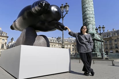 Detalle de una de las estatuas del creador chino, apoyado sobre esta