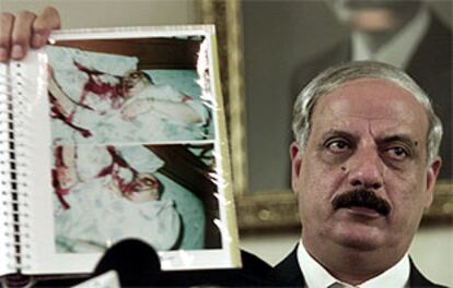 El jefe de los servicios secretos iraquíes muestra fotografías del cuerpo de Abu Nidal durante una rueda de prensa en Bagdad.