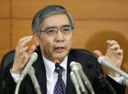 El gobernador del Banco de Japón (BOJ), Haruhiko Kuroda, durante una rueda de prensa celebrada en Tokio, Japón, hoy. Kuroda prometió hoy, tras asumir el cargo, "realizar sus mayores esfuerzos" para sacar a Japón de la deflación e impulsar la debilitada economía nipona.