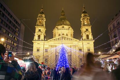 A la caza del cholloLa tradición de los mercadillos navideños se extiende a lo largo del Rin por ciudades como Maguncia, Heidelberg, Coblenza, Brisach o Friburgo (Alemania) y otras francesas como Estrasburgo, Colmar y Mulhouse, en Alsacia. Viajes El Corte Inglés (www.viajeselcorteingles.com) ofrece cruceros fluviales de cuatro y cinco días por el Rin, con pensión completa, visitas guiadas a los mercadillos y tasas de embarque, desde 465 euros por persona, más los vuelos. También travesías de cinco días por el Danubio, visitando los de Viena, Budapest y Bratislava desde 965 euros, incluidos vuelos. 