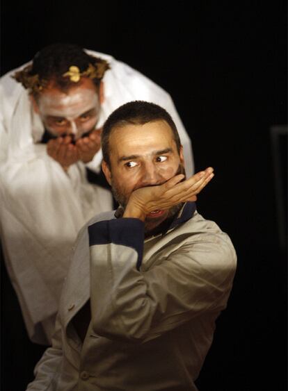 Javier Gutiérrez y Alberto San Juan, durante el ensayo del <i>Tito Andrónico </i>de Animalario.