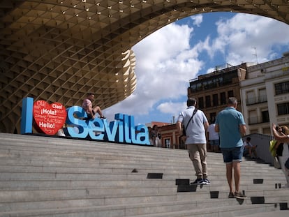 Un panel con la palabra Sevilla en la plaza de la Encarnación, en la capital andaluza.