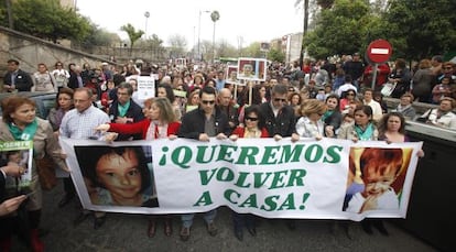 Manifestación en Córdoba para pedir la vuelta a casa de los dos niños desaparecidos.