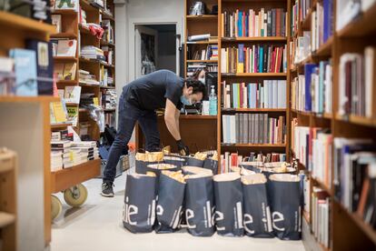 La librería Laie de Barcelona prepara envíos de la Diada de Sant Jordi.