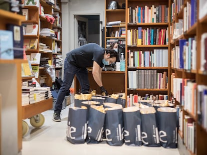 La libreria Laie de Barcelona, preparando envios de libros para la pasada Diada de Sant Jordi.  Foto: Massimiliano Minocri