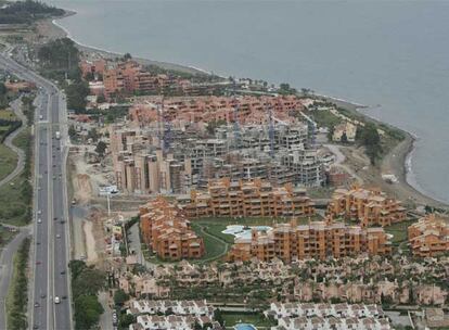 Vista aérea de edificaciones en la costa de Estepona (Málaga).