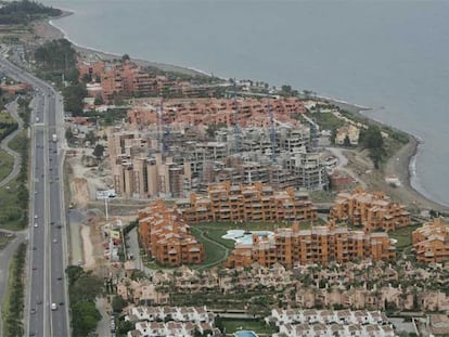 Vista aérea de edificaciones en la costa de Estepona (Málaga).