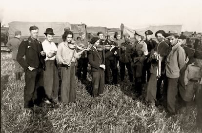 Músicos gitanos, obligados a tocar para soldados de la Werhmacht, en una imagen de propaganda de septiembre de 1939.