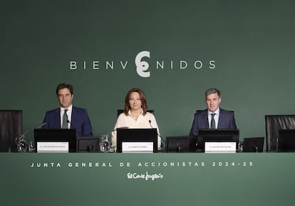 La presidenta de El Corte Inglés, Marta Álvarez, en el centro de la imagen. A la izquierda, José Ramón de Hoces, consejero secretario, y a la derecha el consejero delegado, Gastón Bottazzini.