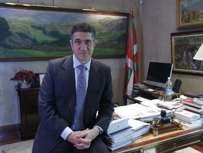 El <i>lehendakari,</i> Patxi López, en su despacho oficial en Vitoria el pasado mayo.