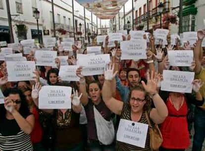 Vecinos de El Coronil se manifiestan ayer después de los incidentes del sábado tras perder IU la alcaldía.