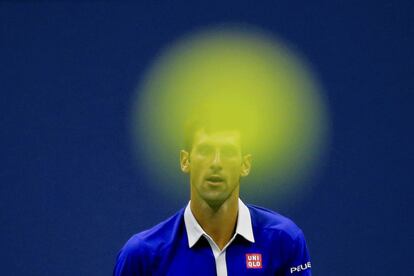 Djokovic observa la bola