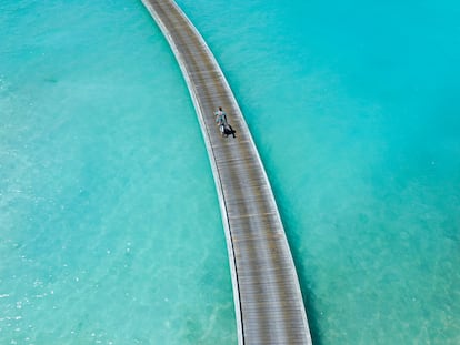 Un puente para ir en bici entre las aguas cristalinas de Maldivas.