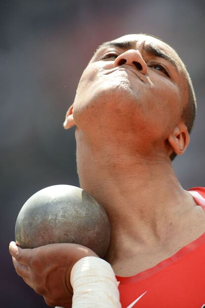 El estadounidense Ashton Eaton en la competición de lanzamiento de peso.