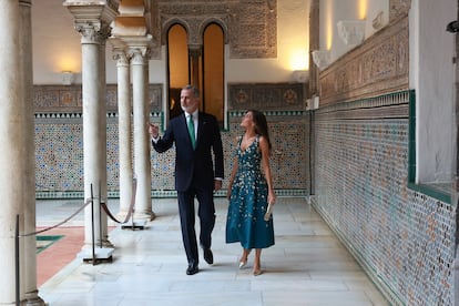 Sus Majestades los Reyes, Don Felipe y Doña Letizia, en el Real Alcázar para asistir a la cena de gala que ofrecen con motivo de la "IV Conferencia Internacional sobre la Financiación para el Desarrollo de Naciones Unidas", a 29 de junio de 2025, en Sevilla (Andalucía, España)
30 JUNIO 2025
Casa de S.M. el Rey
29/06/2025