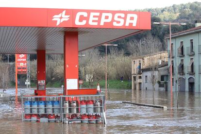 Una gasolinera inundada pel desbordament del Ter al barri de Pont Major de Girona.