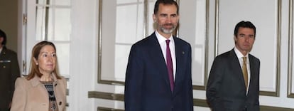 El Rey Felipe VI presidi&oacute; ayer la puesta de largo de la C&aacute;mara de Comercio de Espa&ntilde;a. Al acto, acudieron los titulares de Fomento e Industria, Ana Pastor y Jos&eacute; Manuel Soria (en la imagen), la vicepresidenta de la C&aacute;mara, Ana Patricia Bot&iacute;n, y un nutrido grupo de grandes empresarios, como Florentino P&eacute;rez (ACS), Antonio Brufau (Repsol) o Dimas Gimeno (El Cort&eacute; Ingles). 