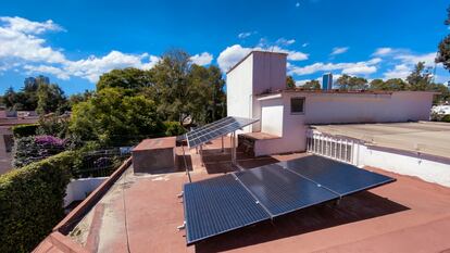 Paneles solares en la azotea de una casa en Ciudad de México.