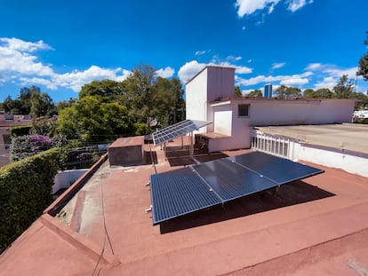 Paneles solares en la azotea de una casa en Ciudad de México.