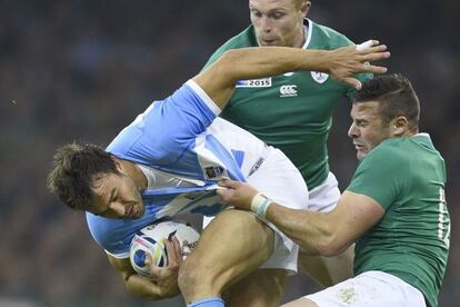 El argentino Juan Mart&iacute;n Hern&aacute;ndez es tacleado por el irland&eacute;s Robbie Henshaw el pasado domingo en los cuartos de final del Mundial de rugby.