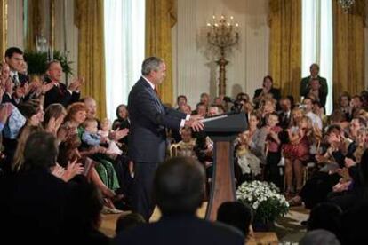 George W. Bush en el acto en la Casa Blanca en el que se ha hablado de células madre.