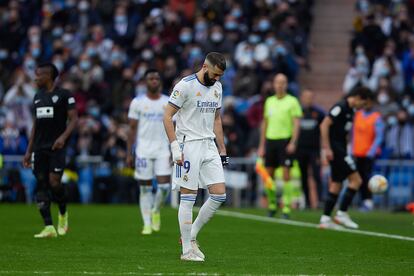 Karim Benzema se retira con molestias contra el Elche hace dos semanas.