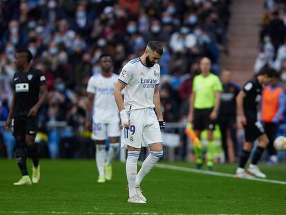 Karim Benzema se retira con molestias contra el Elche hace dos semanas.