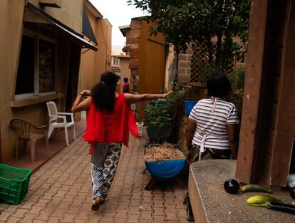 Namita prepara comida obtenida en su huerto para una merienda que celebrará al día siguiente.