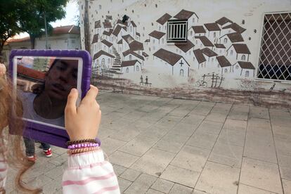 Una alumna de 11 años de la Escuela Víctor Catalá toma una instantánea para plasmar con su mirada lo que significa el derecho a la vivienda. El trabajo realizado en el barrio de casas baratas de Can Peguera, salvado de la demolición gracias a la lucha vecinal, acabará en una exposición. 