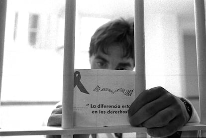 Presos en el centro penitenciario de Carabanchel (Madrid) escribieron postales pidiendo la libertad de Ortega Lara, una de las cuales muestra el recluso de esta fotografía tomada el 16 de junio de 1996.