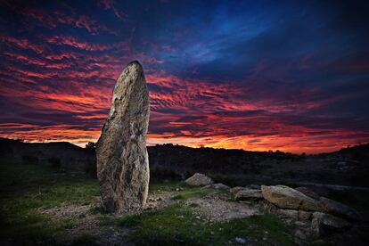 El menhir de Roses, fotografiado al atardecer.