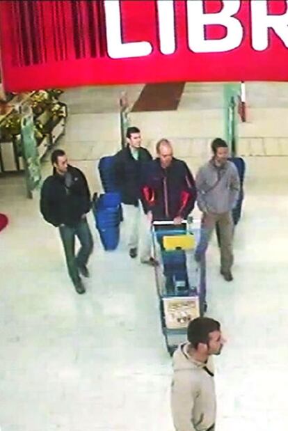Imagen de los cinco etarras en el vídeo difundido por la policía francesa.