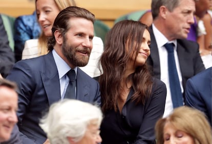 Bradley Cooper, con Irina Shayk, en el palco de Wimbledon, en julio.