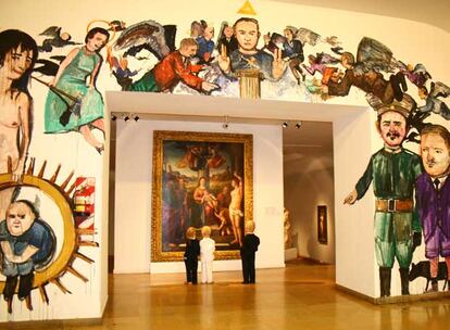 El mural del artista Enrique Marty da la bienvenida a los visitantes de la exposición 'Huesped'