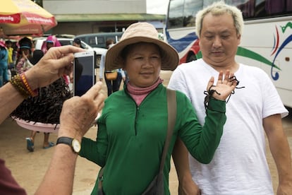 Un hombre reacciona al pasar cerca de una vendedora de tarántulas fritas, en el mercado de Skuon, provincia de Kampong Cham (Camboya).