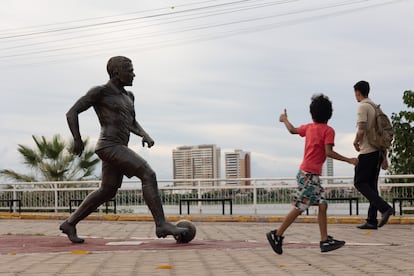 Escultura en homenaje a Dani Alves en su ciudad natal, Juazeiro, que una activista brasileña ha pedido retirar.