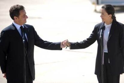 El presidente Nicolas Sarkozy saluda a Ingrid Betancourt al recibirla en el aeropuerto militar de Villacoublay, cerca de París, el 4 de julio de 2008, a los dos días de su liberación.