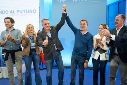 El líder del PP, Alberto Núñez Feijóo, alzaba la mano del nuevo presidente del partido en el País Vasco, Javier de Andrés, este sábado en Vitoria.