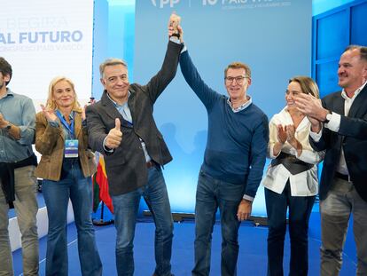 El líder del PP, Alberto Núñez Feijóo, alzaba la mano del nuevo presidente del partido en el País Vasco, Javier de Andrés, este sábado en Vitoria.