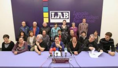 La integrante del Comité Nacional del sindicato abertzale LAB, Arantxa Sarasola (c), durante una rueda de prensa para anunciar una convocatoria de huelga. EFE/Archivo